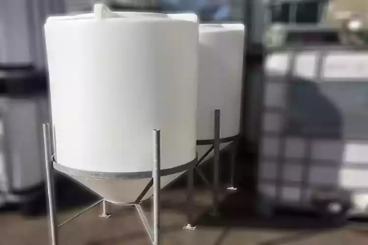 Пластиковые конусные ёмкости на металлическом каркасе